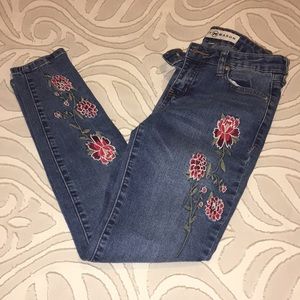Skinny jeans with flower detail
